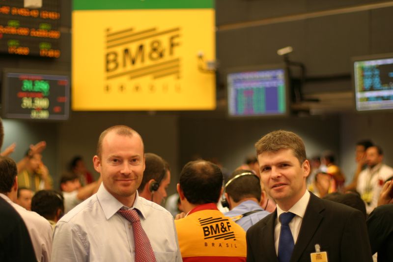 George Macdonald und Dave Linaker, ehemaliger Mitarbeiter von MACD, bei einer Schulung an der Brasilianischen Börse BM&FBovespa S.A. in São Paolo im Jahr 2005.