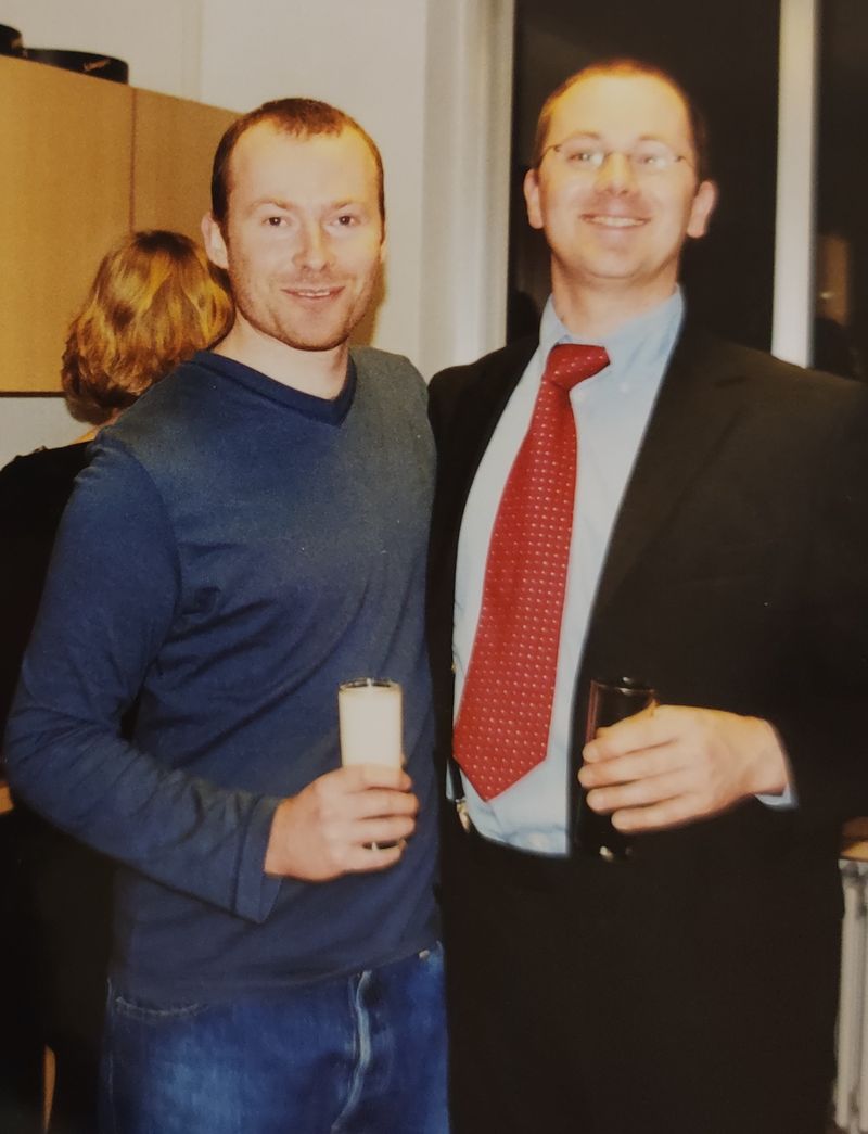 George Macdonald und Lucas Fowler, Stream Lead Software Engineering bei MACD, im Jahr 2000 bei der Eröffnungsfeier des damaligen Büros in Aachen, Deutschland.