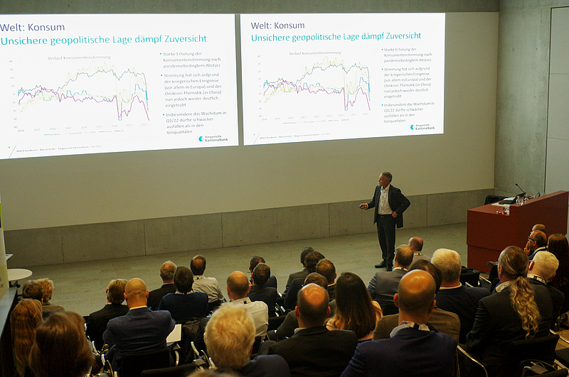 Marcel Koller (Chief Economist bei Aargauische Kantonalbank, kurz AKB), erläuterte die Prognosen der AKB im Hinblick auf Themen wie Inflation, Immobilienpreise und Börsenentwicklungen - © MACD Marcel Koller (Chief Economist bei Aargauische Kantonalbank, kurz AKB), erläuterte die Prognosen der AKB im Hinblick auf Themen wie Inflation, Immobilienpreise und Börsenentwicklungen - © MACD